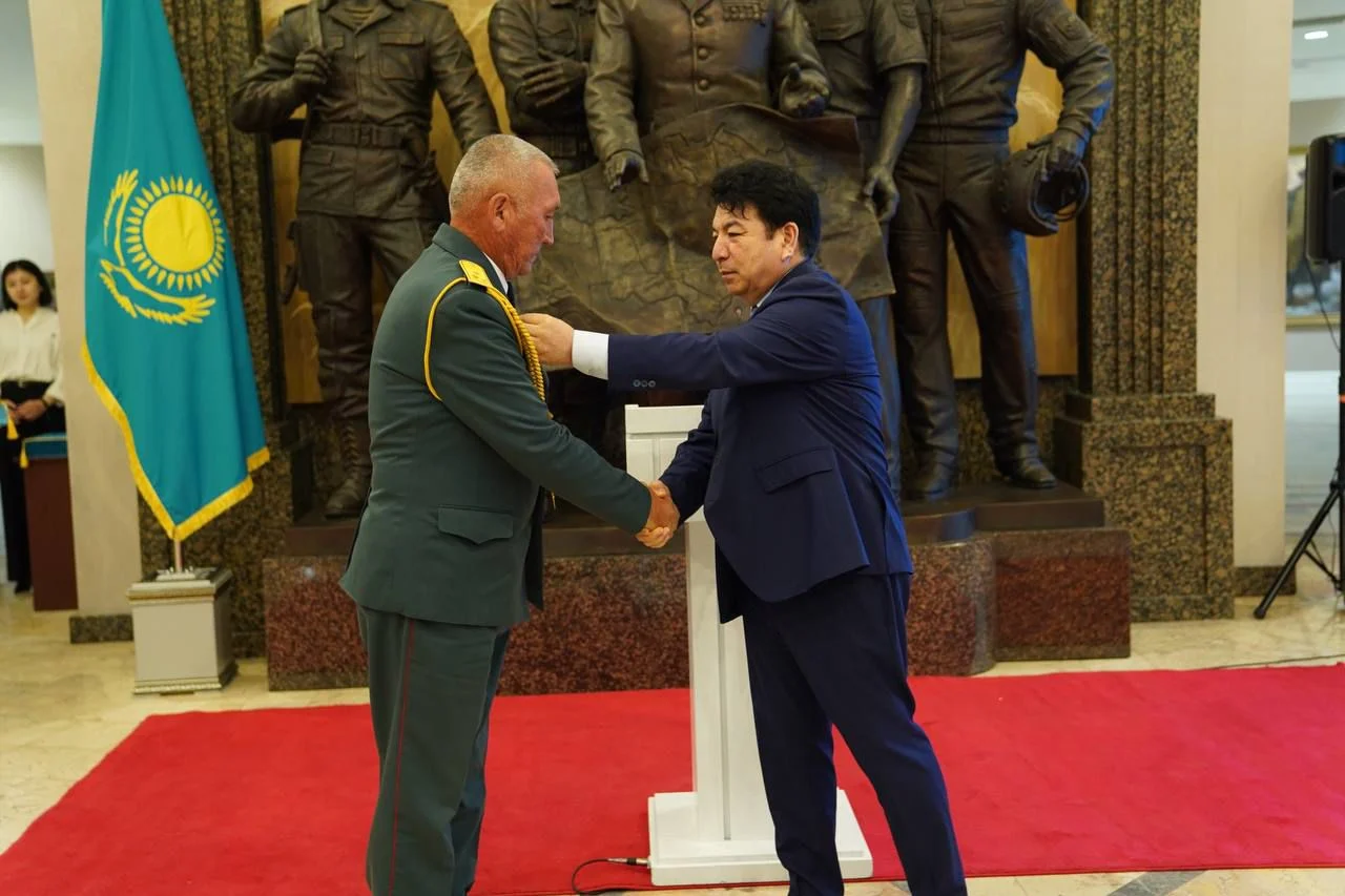 Отан қорғаушы күніне орай алғашқы әскери және технологиялық дайындық пәні мұғалімдері марапатталды