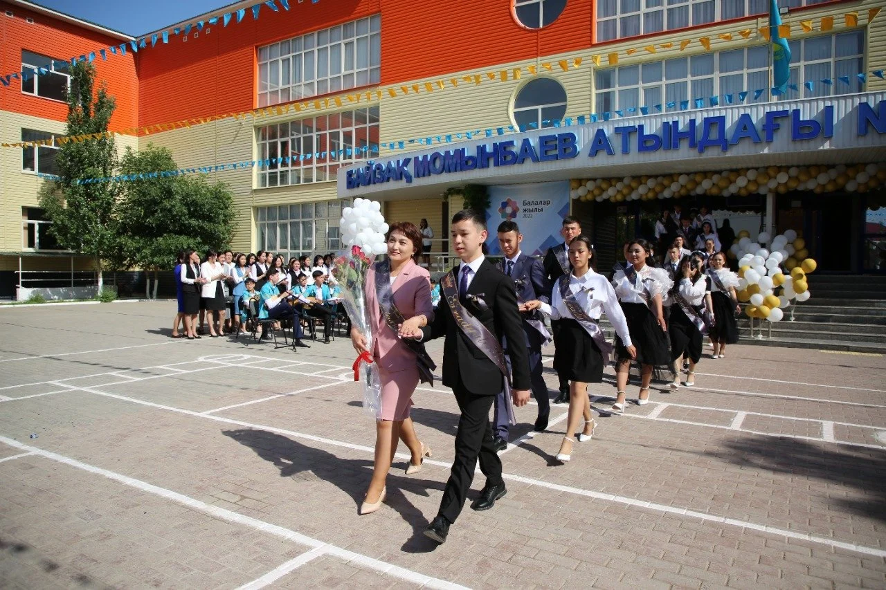 Аймақ басшысы түлектердің соңғы қоңырау салтанатына қатысты