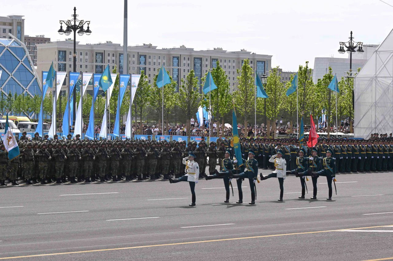 Президент Қасым-Жомарт Тоқаев пен Вьетнам Коммунистік партиясы ОК Бас хатшысы То Лам әскери парадты тамашалады