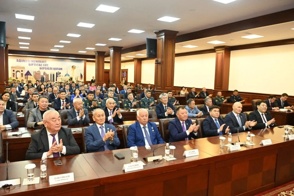 Қызылорда облысының әкімі Әлем чемпионы мен бапкеріне пәтер және көлік кілттерін табыс етті