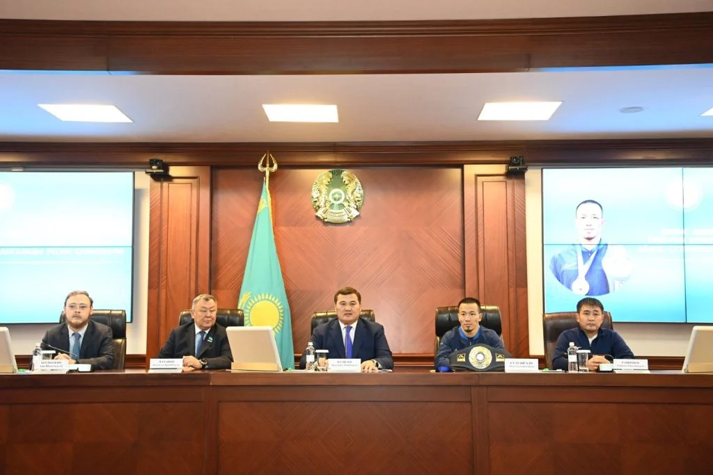 Қызылорда облысының әкімі Әлем чемпионы мен бапкеріне пәтер және көлік кілттерін табыс етті