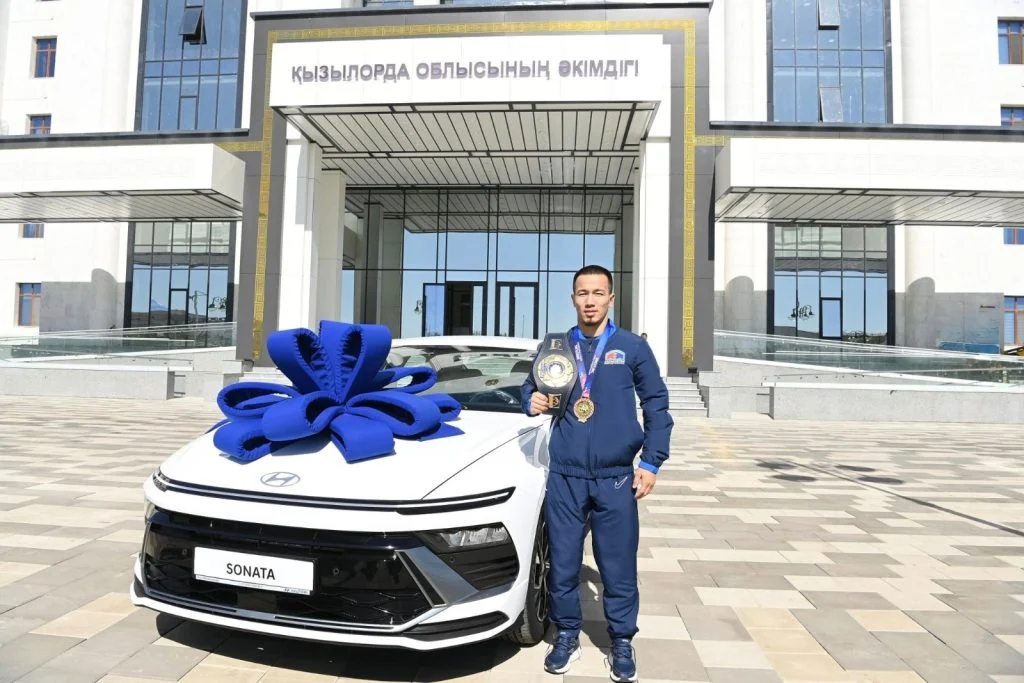 Қызылорда облысының әкімі Әлем чемпионы мен бапкеріне пәтер және көлік кілттерін табыс етті