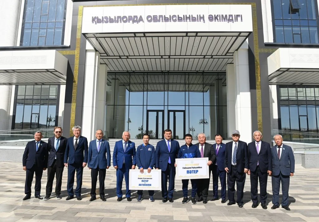 Қызылорда облысының әкімі Әлем чемпионы мен бапкеріне пәтер және көлік кілттерін табыс етті