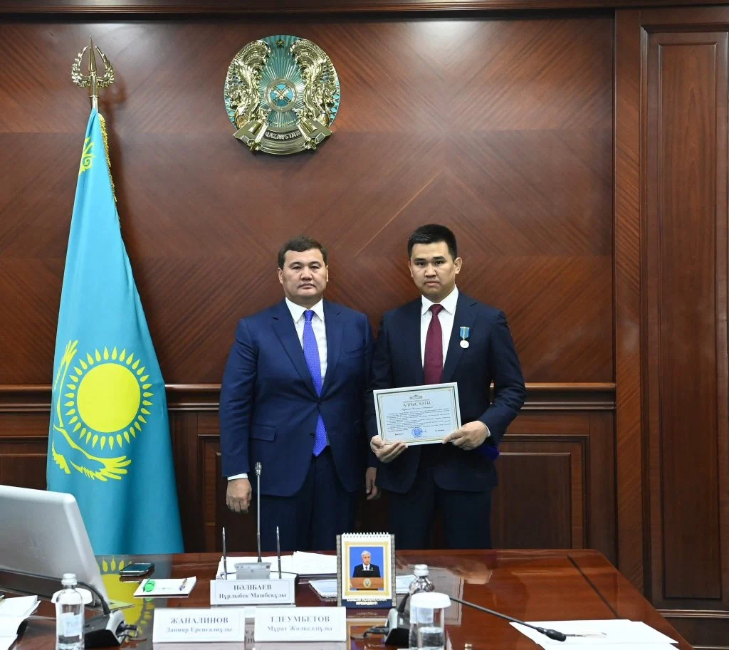 Жаңа стадион құрылысына үлес қосқан азаматтар марапатталды