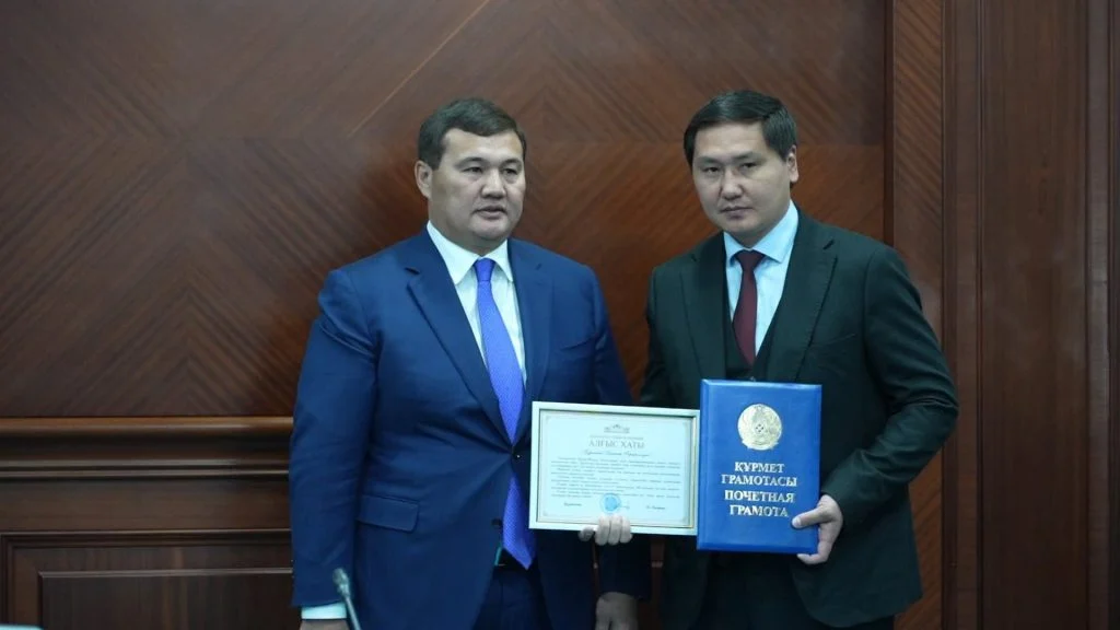 Жаңа стадион құрылысына үлес қосқан азаматтар марапатталды
