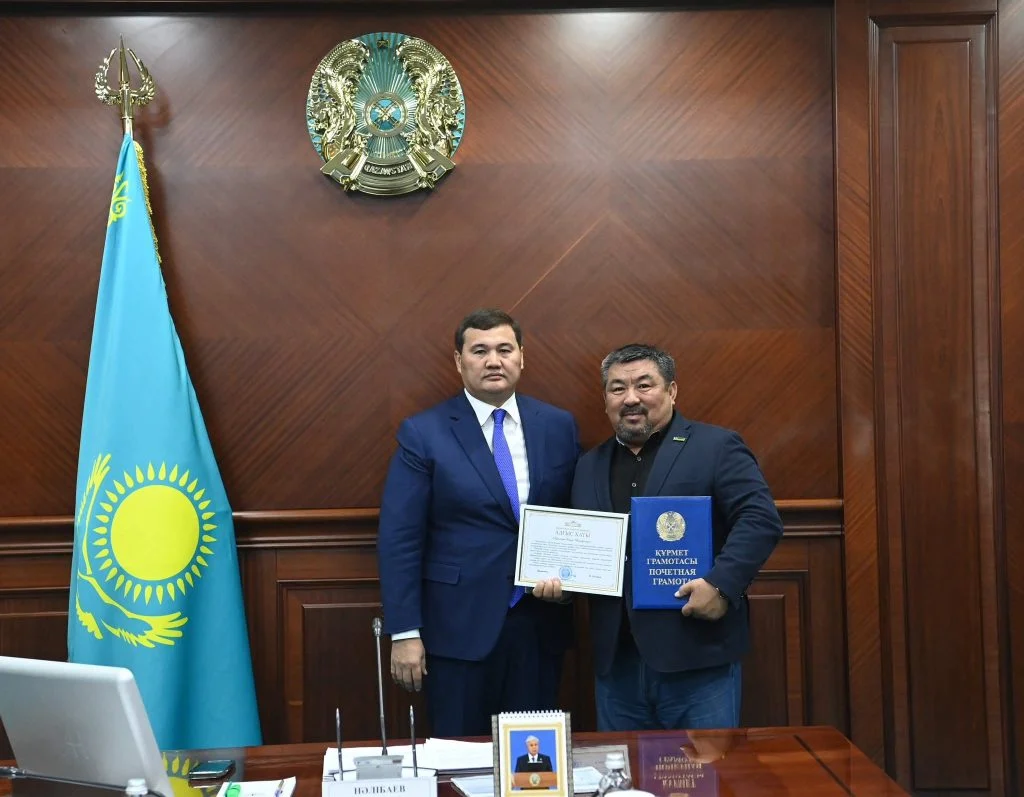 Жаңа стадион құрылысына үлес қосқан азаматтар марапатталды