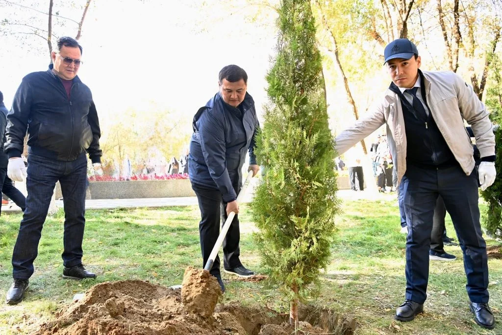 «Таза Қазақстан»: облыс әкімі жаңарған саябаққа тал егу шарасына қатысты