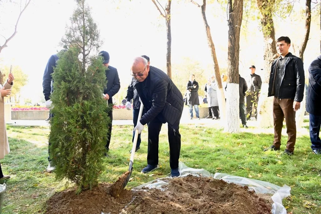 «Таза Қазақстан»: облыс әкімі жаңарған саябаққа тал егу шарасына қатысты