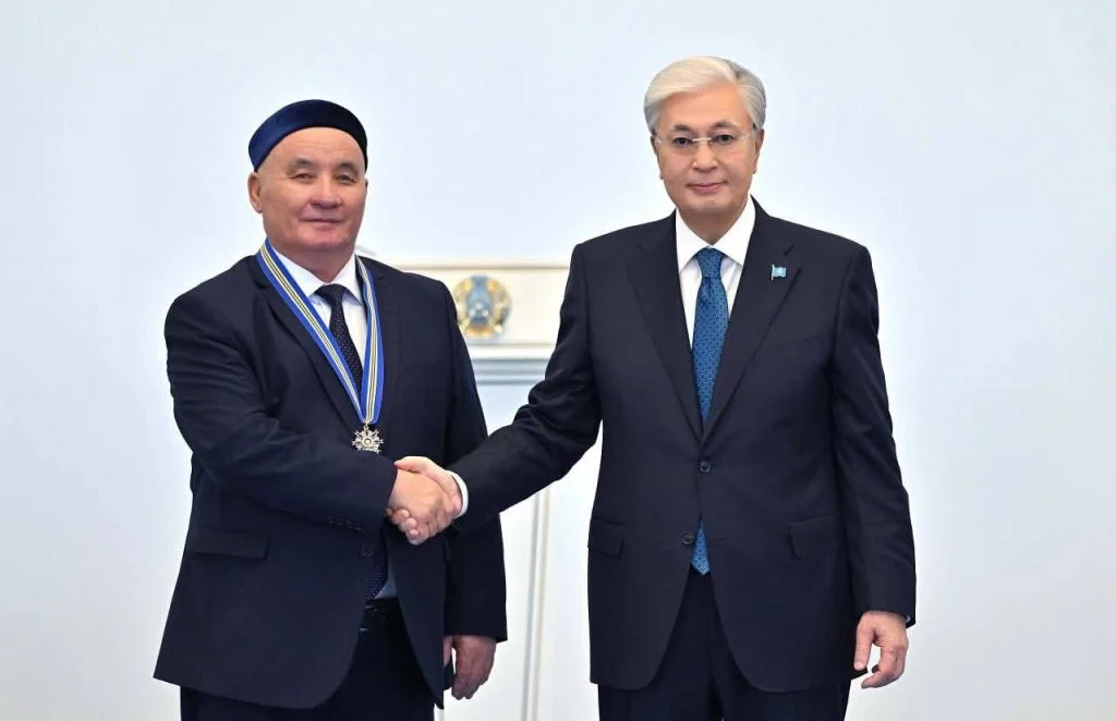 Республика күніне орай мемлекеттік наградалар тапсырылды