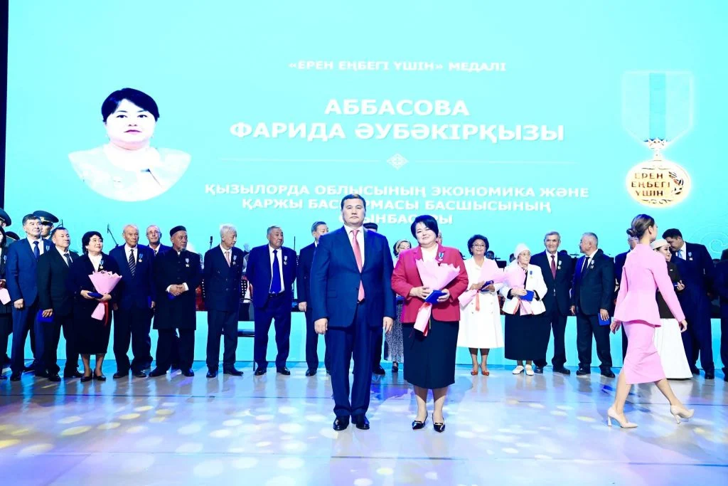 Республика күніне орай мемлекеттік наградалар тапсырылды