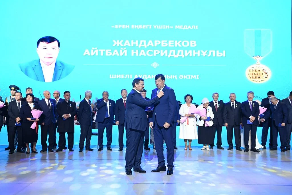 Республика күніне орай мемлекеттік наградалар тапсырылды