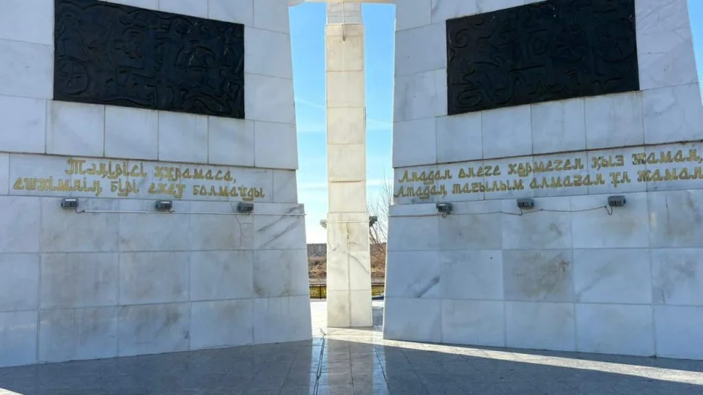 Елеулі де, еңселі ескерткіш