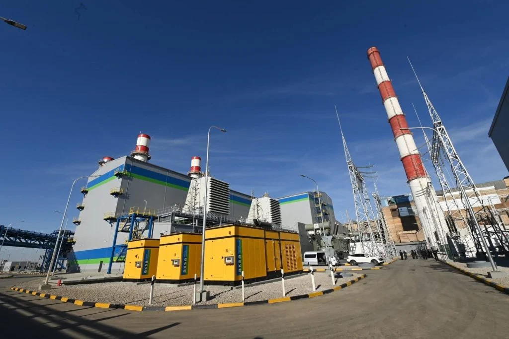 Облыс әкімі мемлекет және қоғам қайраткері Икрам Адырбековпен бірге жаңа нысандарды аралады