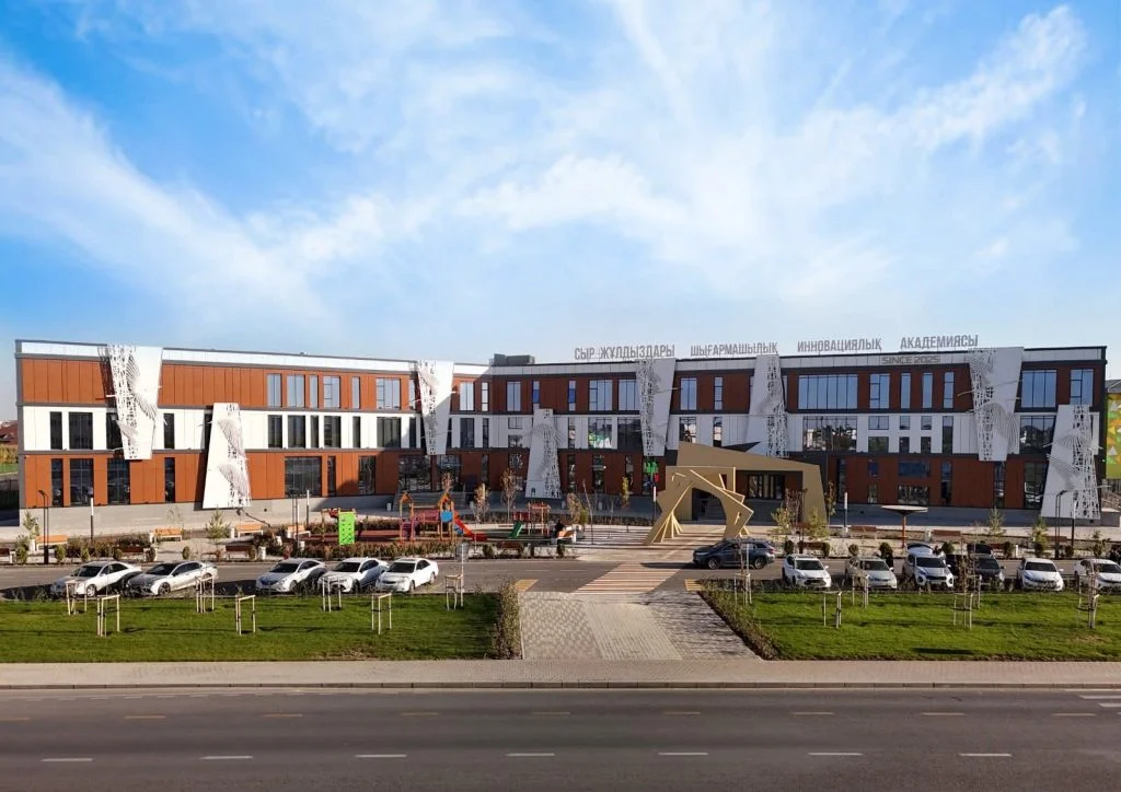 Облыс әкімі мемлекет және қоғам қайраткері Икрам Адырбековпен бірге жаңа нысандарды аралады