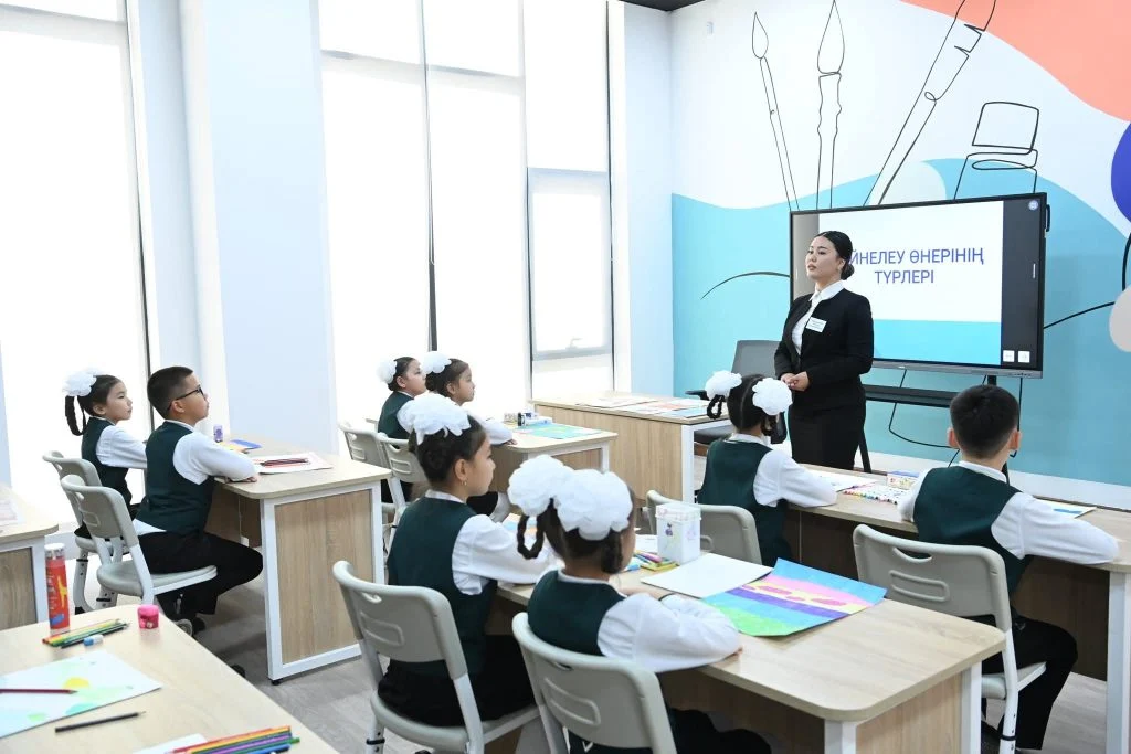 Облыс әкімі мемлекет және қоғам қайраткері Икрам Адырбековпен бірге жаңа нысандарды аралады