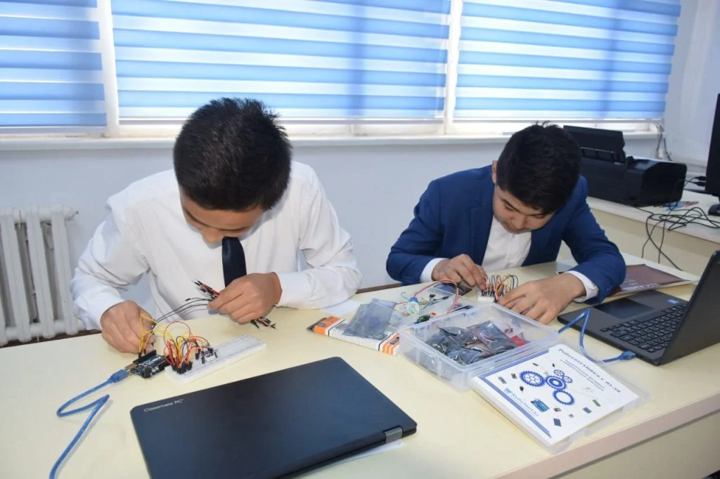 Робототехника әлеміне жол ашқан ұстаз