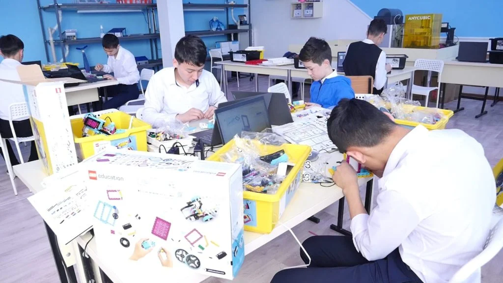 Робототехника әлеміне жол ашқан ұстаз