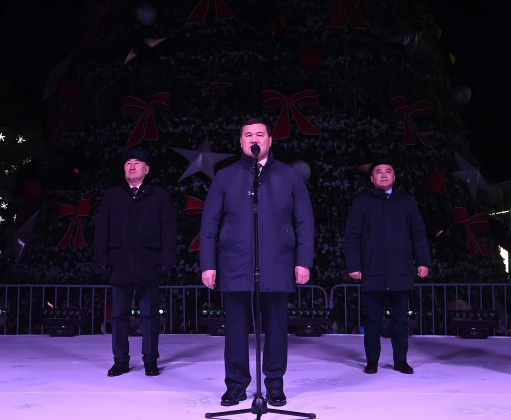 Жаңажылдық шырша шамы жағылды