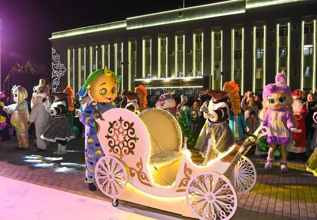 Жаңажылдық шырша шамы жағылды