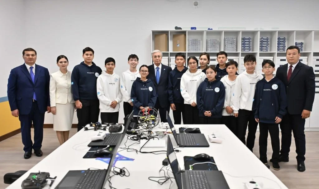 Ержан Кенжеев, Т. Рысқұлов атындағы №222 орта мектебінің физика пәні мұғалімі, «FLYORDA» дрон үйірмесінің жетекшісі: Дрон – болашақтың технологиялық кілті