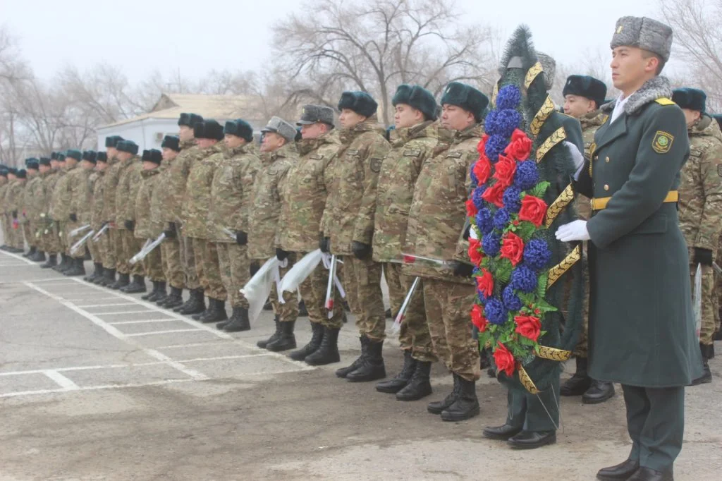 ҚР ҰҚК Шекара қызметі Қызылорда облысы бойынша департаментінің ұйымдастыруымен 25 желтоқсан күні әуе апатынан қаза тапқан шекарашыларды еске алу мақсатында гүл шоқтарын қою рәсімі өтті