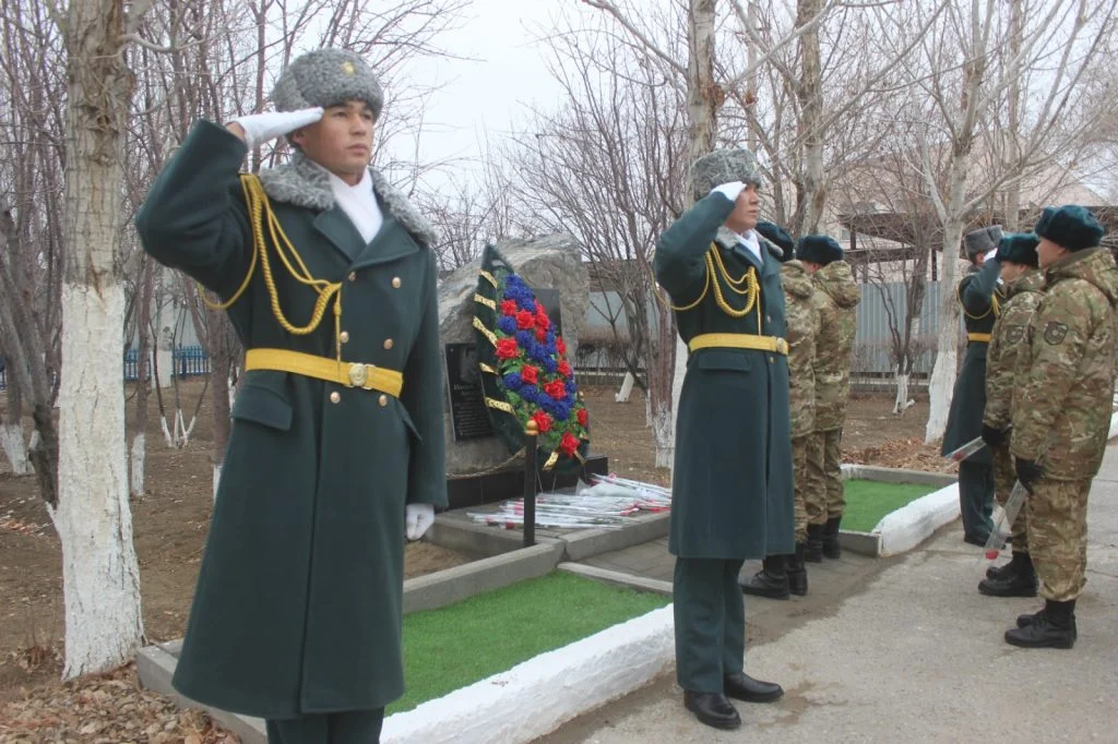 ҚР ҰҚК Шекара қызметі Қызылорда облысы бойынша департаментінің ұйымдастыруымен 25 желтоқсан күні әуе апатынан қаза тапқан шекарашыларды еске алу мақсатында гүл шоқтарын қою рәсімі өтті