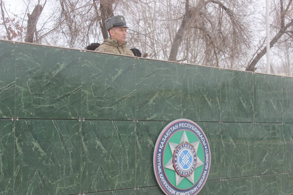 ҚР ҰҚК Шекара қызметі Қызылорда облысы бойынша департаментінің ұйымдастыруымен 25 желтоқсан күні әуе апатынан қаза тапқан шекарашыларды еске алу мақсатында гүл шоқтарын қою рәсімі өтті