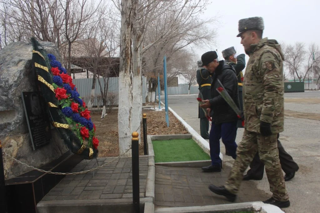 ҚР ҰҚК Шекара қызметі Қызылорда облысы бойынша департаментінің ұйымдастыруымен 25 желтоқсан күні әуе апатынан қаза тапқан шекарашыларды еске алу мақсатында гүл шоқтарын қою рәсімі өтті
