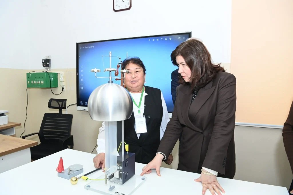 Байқоңыр қаласындағы мектеп-лицейдің материалдық базасымен танысты