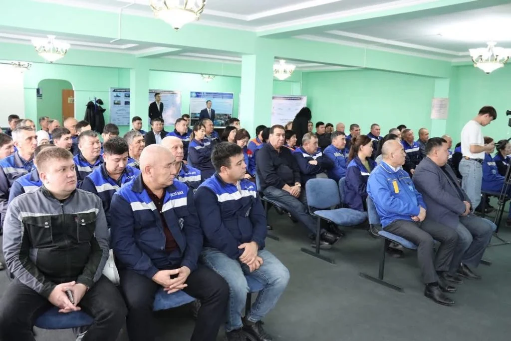 Конституциялық реформа жөніндегі комиссияның мүшесі, Қызылөрда облыстық мәслихатының төрағасы еңбек ұжымымен кездесті