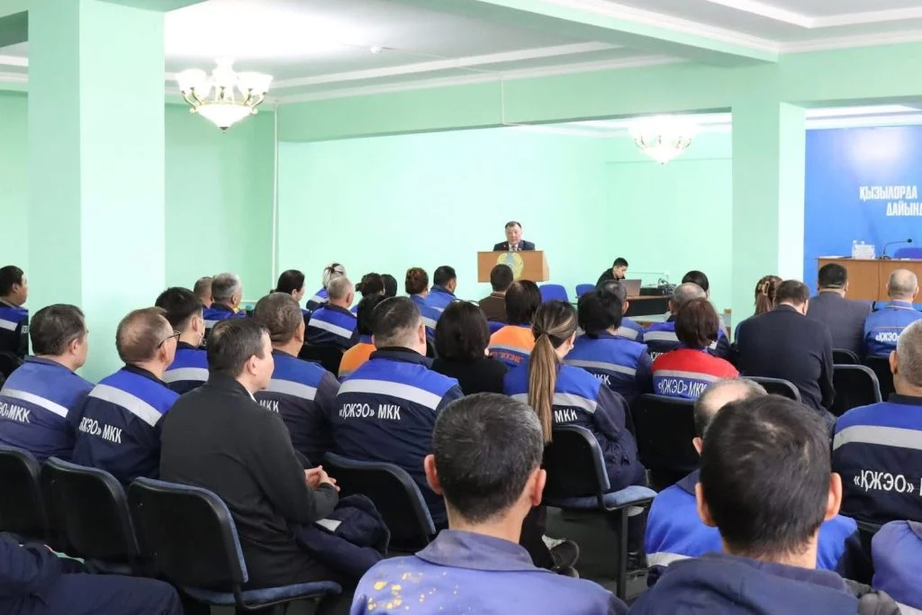 Конституциялық реформа жөніндегі комиссияның мүшесі, Қызылөрда облыстық мәслихатының төрағасы еңбек ұжымымен кездесті