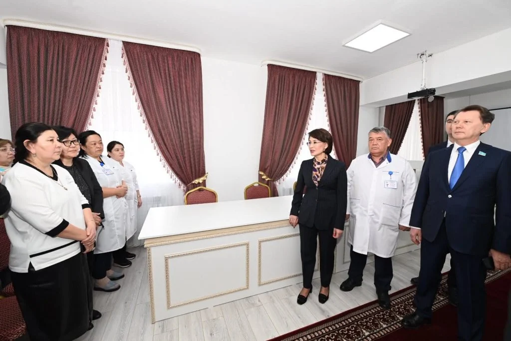 Денсаулық сақтау министрі «Қамқорлық» ерте араласу орталығының жұмысымен танысты