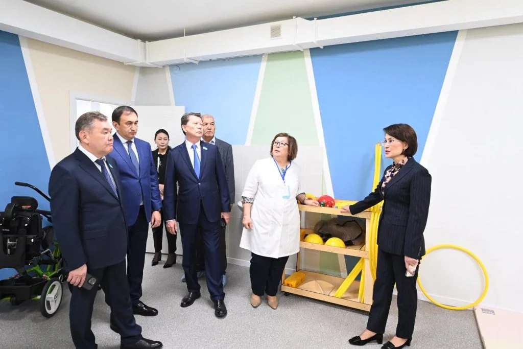 Денсаулық сақтау министрі «Қамқорлық» ерте араласу орталығының жұмысымен танысты