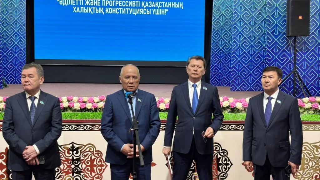 Коалиция мүшелері Тасбөгет кенті тұрғындарымен кездесіп, Конституция жобасын талқылады