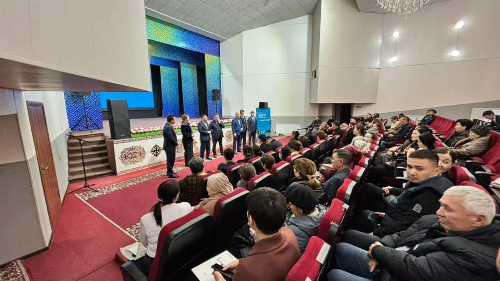 Коалиция мүшелері Тасбөгет кенті тұрғындарымен кездесіп, Конституция жобасын талқылады