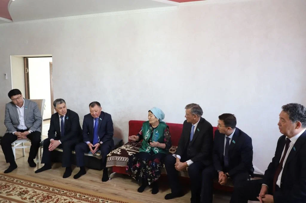 Коалиция өкілдері «Есіктен есікке» акциясы аясында ардагерлермен кездесу өткізді