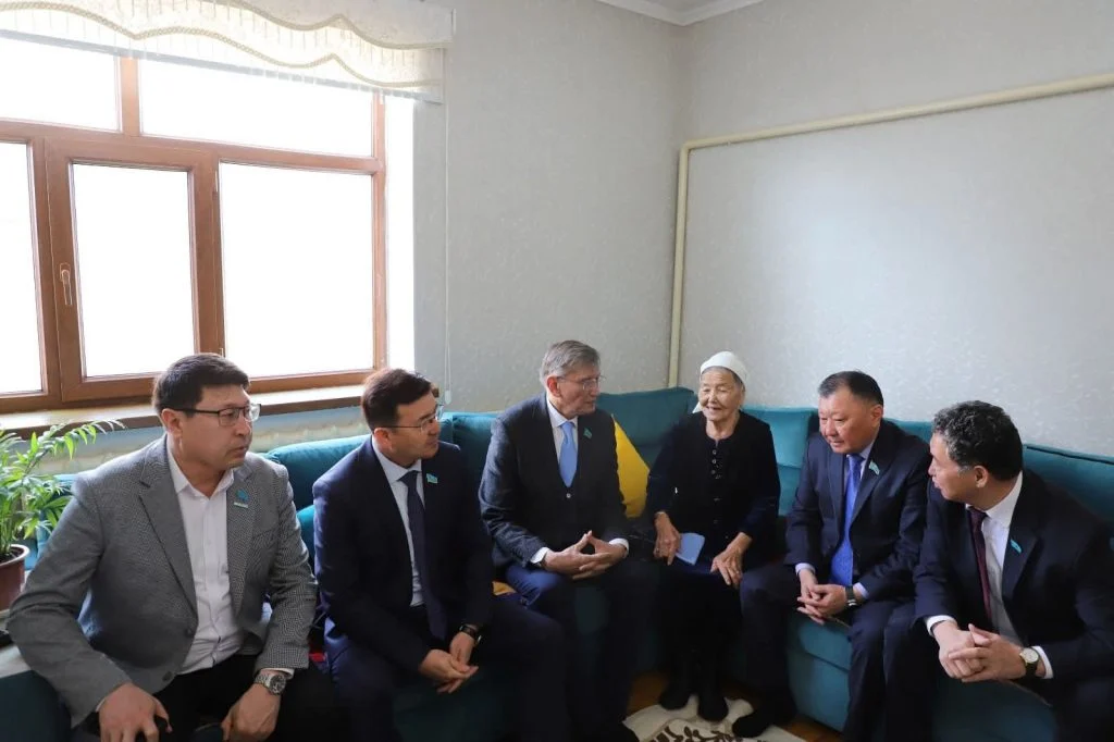 Коалиция өкілдері «Есіктен есікке» акциясы аясында ардагерлермен кездесу өткізді