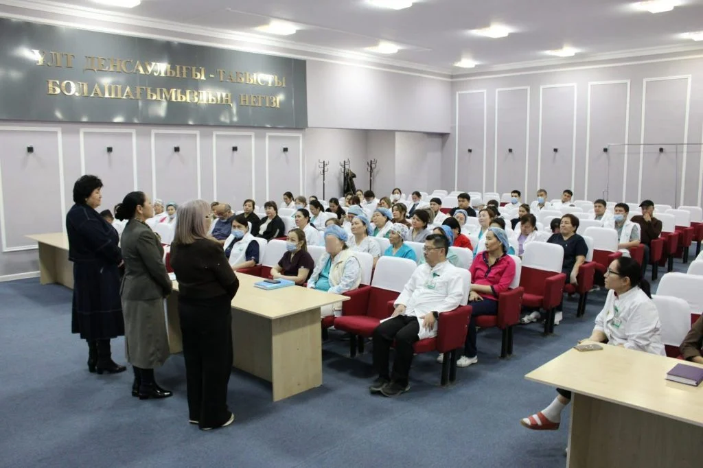 «Ана мен бала» орталығы ұжымына Ата Заң жобасындағы өзгерістер талқыланды