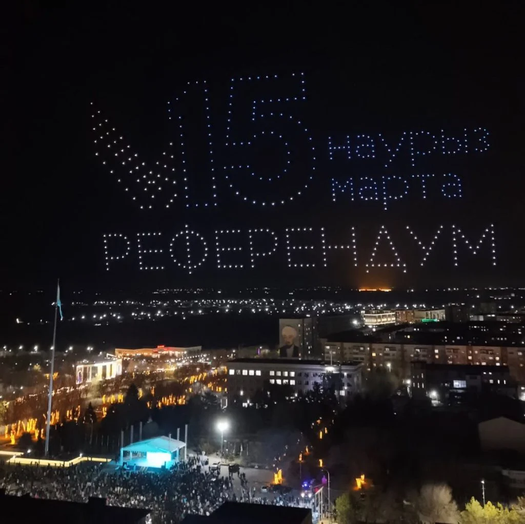 Қонаевтағы дрон-шоу: Қазақстан картасы, референдумға шақыру және Наурыз мерекесімен құттықтау