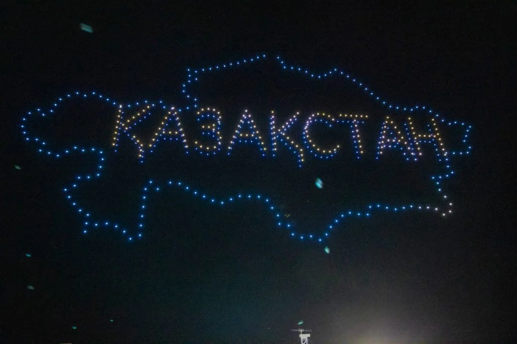 Қонаевтағы дрон-шоу: Қазақстан картасы, референдумға шақыру және Наурыз мерекесімен құттықтау