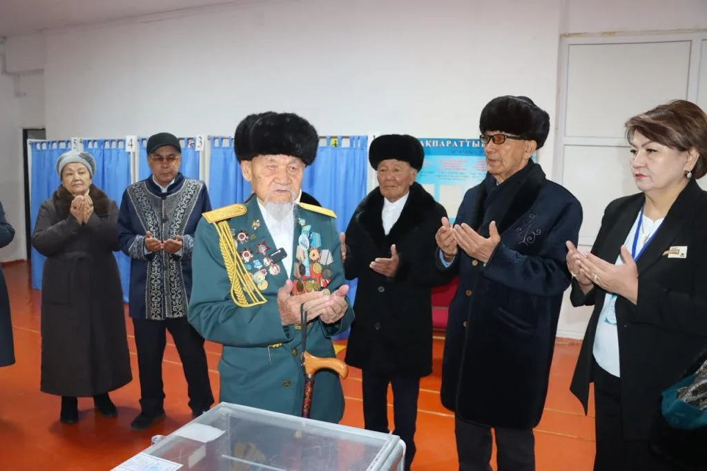 105 жастағы майдангер референдумда бірінші болып өз таңдауын жасады