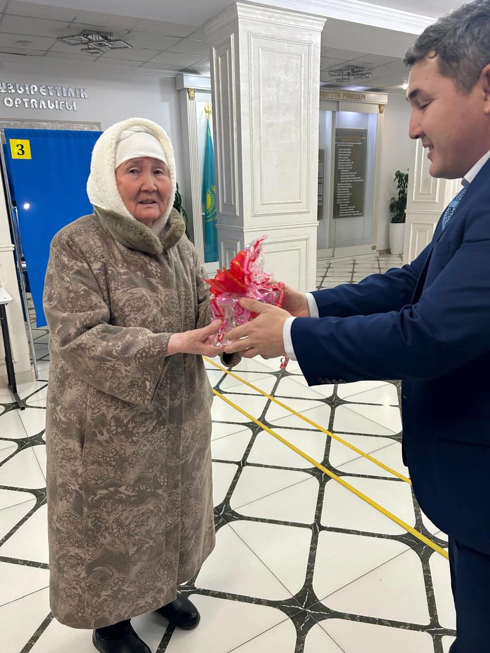 Референдум: Алғаш келген дауыс берушілерге сыйлықтар берілді