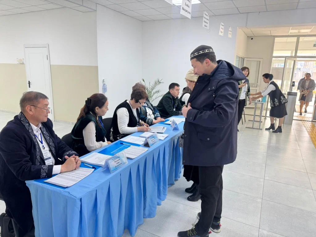 Конституциялық Кеңеске ұсыныс енгізген М. Әбдіхамитұлы өз дауысын берді