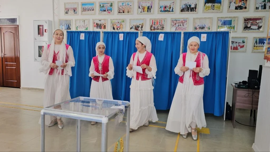 Бір әулеттің келіндері бір мезетте барып дауыс берді