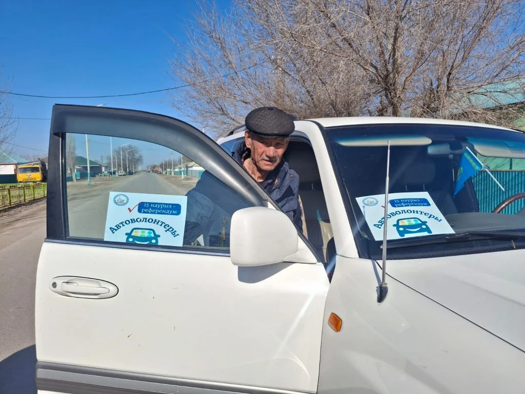 Сырдариялық автоволонтерлер тұрғындарға дауыс беруге көмек көрсетуде