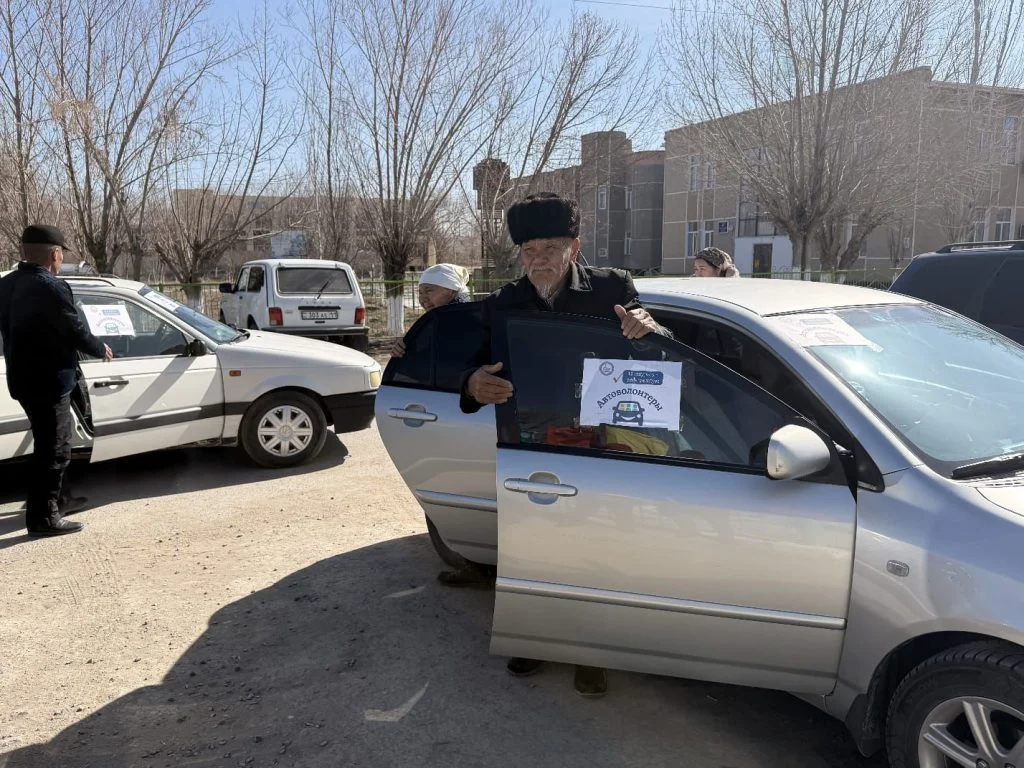 Сырдариялық автоволонтерлер тұрғындарға дауыс беруге көмек көрсетуде