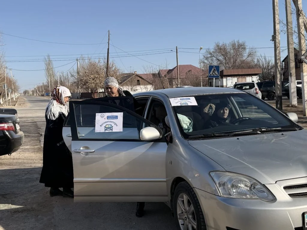 Сырдариялық автоволонтерлер тұрғындарға дауыс беруге көмек көрсетуде