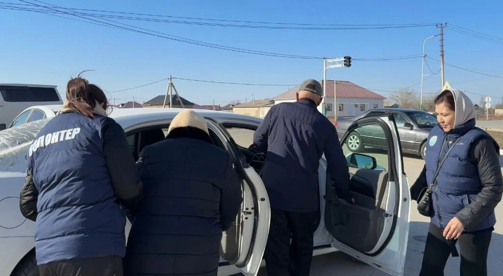 Автоволонтерлер дауыс беруші қарттарға көмек көрсетуде