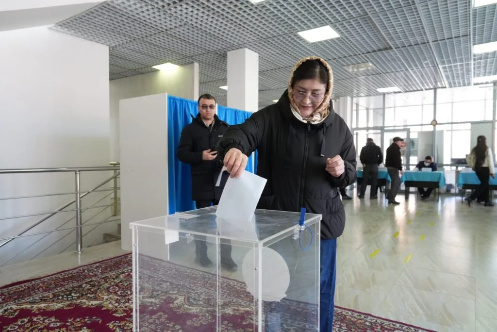 Жастар орталығында дауыс беру жалғасуда