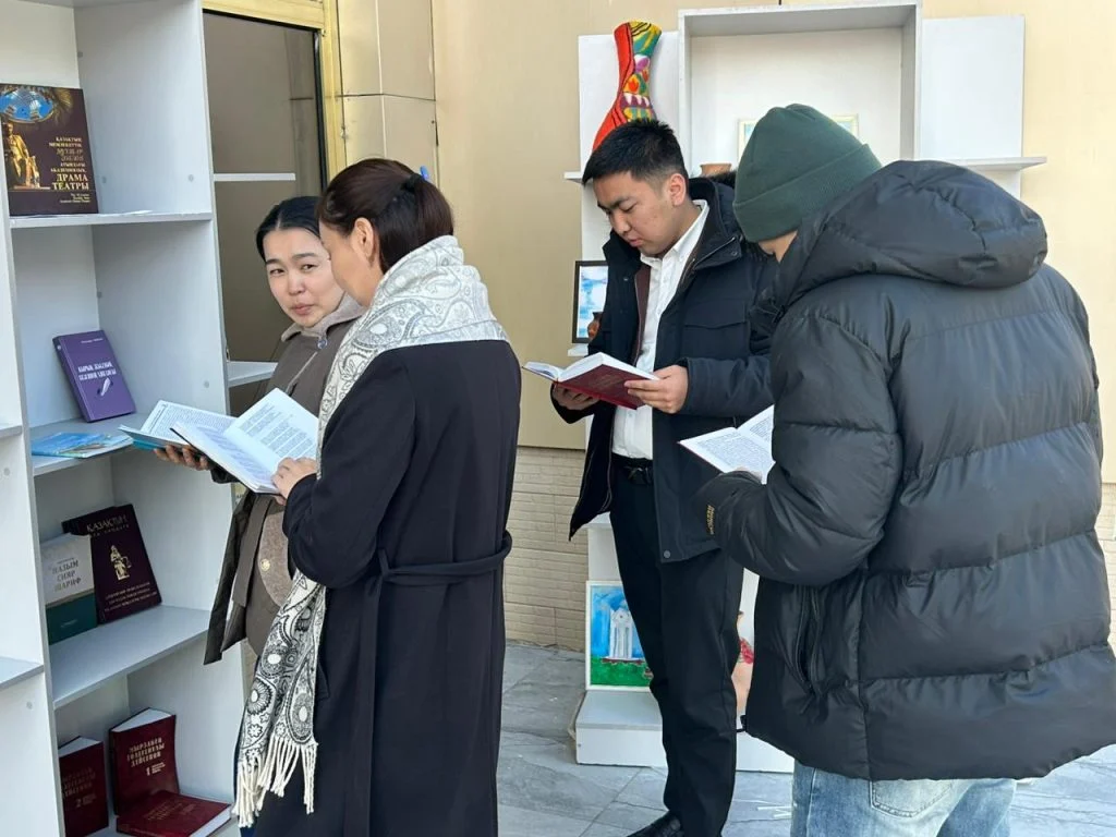 Дауыс беру учаскесінде шағын кітап алмасу бұрышы ұйымдастырылды